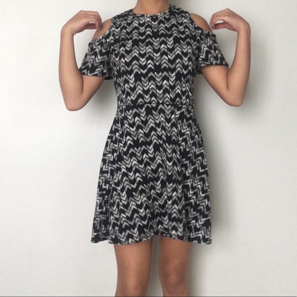 Detailed dress black and white with shoulder slit
